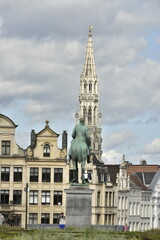 La flèche de l'Hotel de Ville derrière les façades de style baroque à Bruxelles 