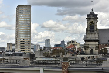 L'église Saint-Jean et Étienne aux Minimes et immeuble de bureaux à Bruxelles-Ville 