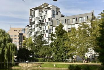 Immeuble d'habitation récent près du parc Léopold à Bruxelles  © Photocolorsteph