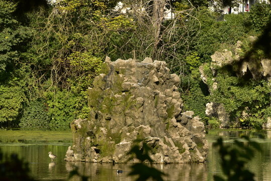 L'embase de la fontaine en rocaille au milieu du lac du square Marie-Louise &agrave; Bruxelles 