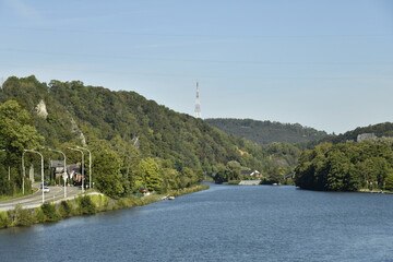 La Meuse entre les collines boisées à Yvoir (Dinant)