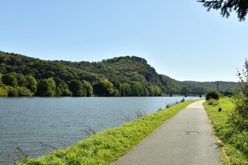 Chemin en béton pour la promenade le long de la Meuse entre Yvoir et Dinant 