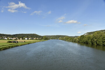 La Meuse sous un ciel bleu vue depuis le pont du chemin de fer &agrave; Houx (Yvoir)