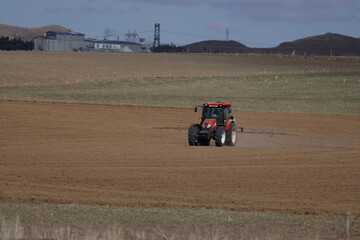 Obraz premium Farm, field, agriculture, tractor, farm, landscape, nature, rural, sky, crop, harvesting, combine, green, fields, farming, grass, agricultural, farmer, land, machinery, summer, harvest, equipment, wor