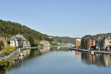 Vue de la ville de Dinant le long de la Meuse depuis le pont 