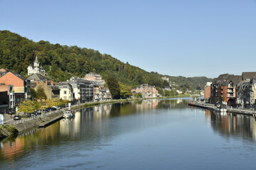 Fototapeta premium Vue de la ville de Dinant le long de la Meuse depuis le pont 