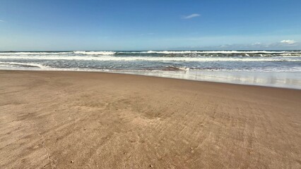 Obraz premium A Serene and Picturesque Beach Landscape Featuring Gentle Waves and Bright Clear Skies