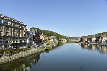 Vue de la ville de Dinant le long de la Meuse depuis le pont 