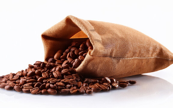 bolsa de granos de caf&eacute; sobre fondo blanco 