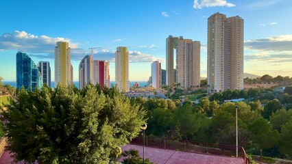 Obraz premium A Stunning Urban Skyline Beautifully Overlooking a Picturesque Coastal Landscape