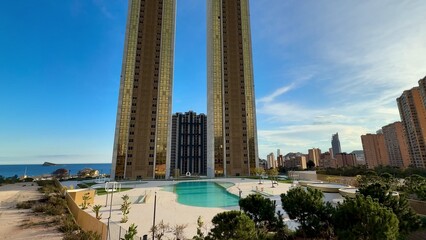 Obraz premium Modern Skyscrapers Gracefully Overlooking the Majestic Ocean in a Vibrant Urban Cityscape