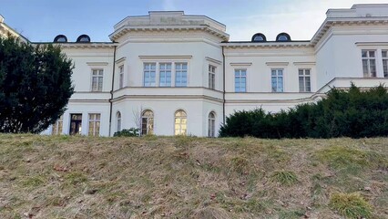 Discover the Elegant Architectural Design of a Stunning Modern Mansion, a Visual Marvel