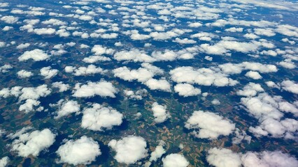 Obraz premium A breathtaking aerial view showcasing fluffy clouds gracefully floating over lush green fields