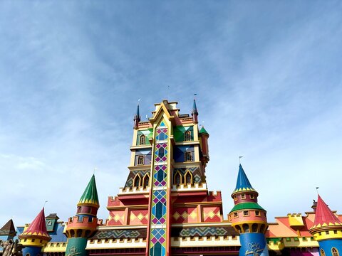 Castelo do Beto Carrero World em 08 de abril de 2025, com cores vibrantes, c&eacute;u azul e estrutura tem&aacute;tica ic&ocirc;nica, localizado em Penha, Santa Catarina, famoso parque de divers&otilde;es do Brasil