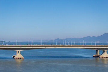 ponte Pedro Ivo e Colombo Salles  em um dia de sol Florianópolis Santa Catarina Brasil e um avião