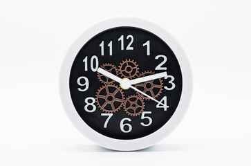 Reloj circular con engranajes vistos de esfera negra con fondo blanco