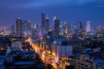 Obraz premium Vibrant city skyline illuminated at night.