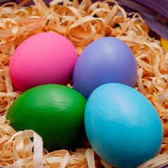 HUEVOS CON MUCHO COLOR
