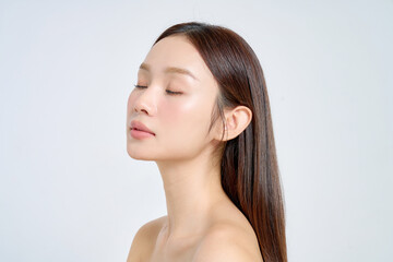 白背景で撮影をした美しい女性のナチュラルなビューティーイメージ