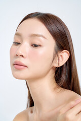 Fototapeta premium 白背景で撮影をした美しい女性のナチュラルなビューティーイメージ