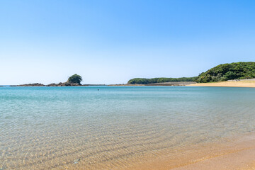 あづり浜の雀島と綺麗な海（三重県志摩市志摩町）