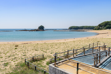 あづり浜の雀島（三重県志摩市志摩町）