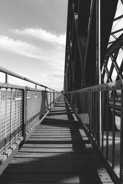 Fu&szlig;g&auml;ngerweg Eisenbahnbr&uuml;cke Urmitz schwarz-wei&szlig;