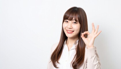 オーケーサインをする日本人女性の笑顔ポートレート｜明るく元気・ポジティブな表情