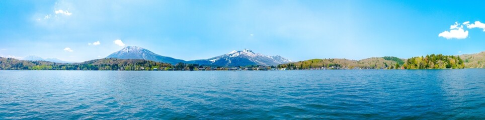 野尻湖の湖上から望む妙高山と町並み｜長野県信濃町の春の風景