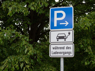 Verkehrszeichen - Parkplatzschild mit Zusatz für E-Autos - Parkplatz mit Ladesäule für Elektrofahrzeuge