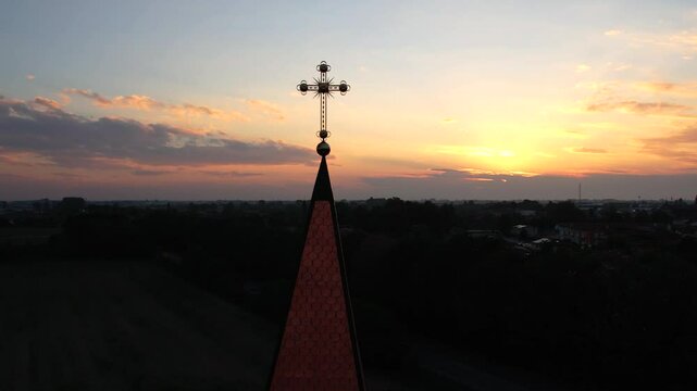 La punta di un campanile altramonto