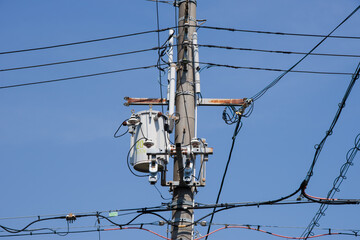電柱の上の柱上トランスと電線