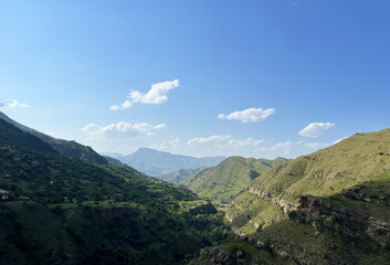 Obraz premium Scenic view of dagestan's majestic mountain landscape on a clear day for nature lovers and travel enthusiasts