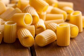 Mezze maniche, formato di pasta italiana, cibo europeo 