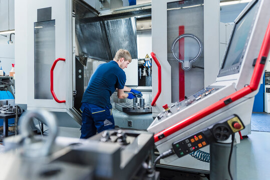 Industry, machine plant, production hall, automation, employees, repair, porait