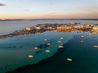 Faro de la Savina en el puerto de Formentera al atardecer, Islas Baleares.