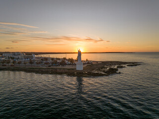 Faro de la Savina en el puerto de Formentera al atardecer, Islas Baleares.