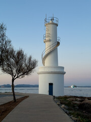 Faro de la Savina en el puerto de Formentera al atardecer, Islas Baleares.