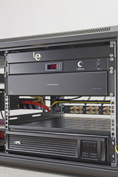 An uninterruptible power supply from APC is installed in the telecommunications rack of the Hyperline network equipment. 