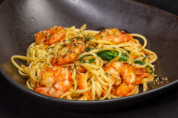 Gericht mit Nudeln und Shrimps