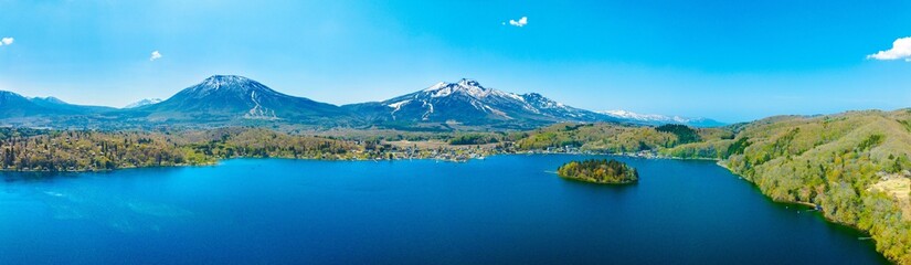 野尻湖の湖上から望む妙高山と町並み｜長野県信濃町の春の風景
