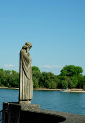 Statue des heiligen Nepomuk am Rhein