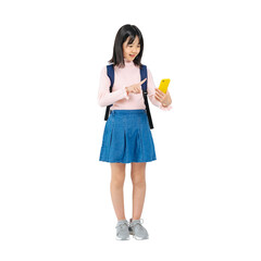 リュックを背負ってスマホを使う小学生の女の子　手作業で精密に切り抜いた背景透過全身写真PNG