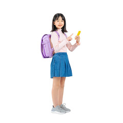 スマホを使うランドセルを背負った小学生の女の子　手作業で精密に切り抜いた背景透過全身写真PNG