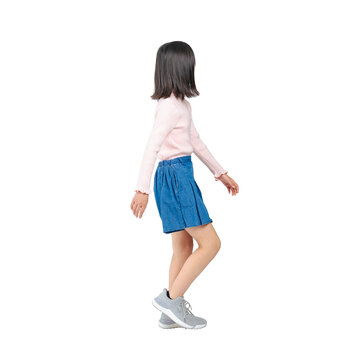 歩く、歩行者、女の子、女子、小学生、全身、日本人、笑顔、子ども、キッズ、散歩、スタート、ポジティブ、元気、JS、小さい、&alpha;世代、アルファ世代、女性、少女、10代、子供、児童、学習、勉強、教育、通学、進路、進学、前向き、前進、進歩、運動、行進、歩道、外出、お出かけ、出発、低学年、旅行、写真、透明、クリッピングパス、PNG、切り抜き、背景透過、建築パース、添景素材、人物