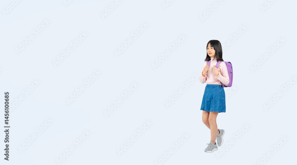 Aufkleber ランドセルを背負って前向きに歩く小学生の女の子の全身写真（切り抜き背景透過pngも販売しております。↓作成者リンクから「png」で検索してください）
