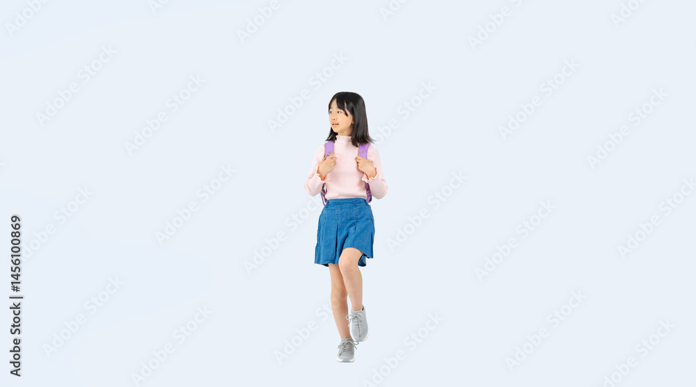 Poster 前向きに歩くランドセルを背負った小学生の女の子の全身写真（切り抜き背景透過pngも販売しております。↓作成者リンクから「png」で検索してください）