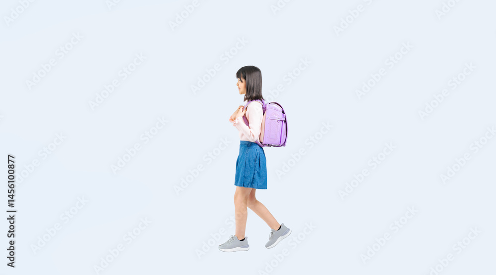 Poster 横向きに歩くランドセルを背負った小学生の女の子の全身写真（切り抜き背景透過pngも販売しております。↓作成者リンクから「png」で検索してください）