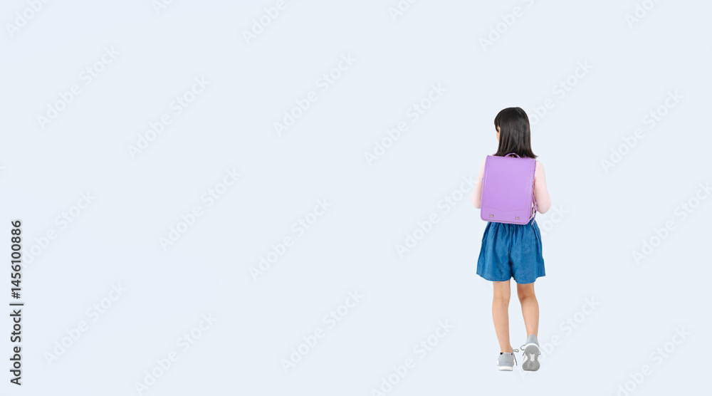 Aufkleber 歩くランドセルを背負った小学生の女の子の後ろ姿の全身写真（切り抜き背景透過pngも販売しております。↓作成者リンクから「png」で検索してください）