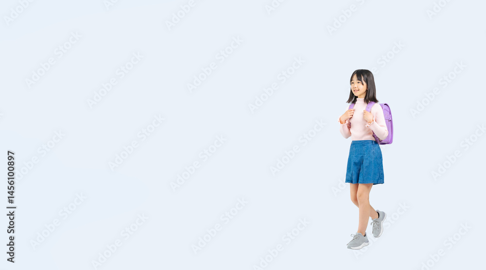 Poster 前向きに歩くランドセルを背負った小学生の女の子の全身写真（切り抜き背景透過pngも販売しております。↓作成者リンクから「png」で検索してください）